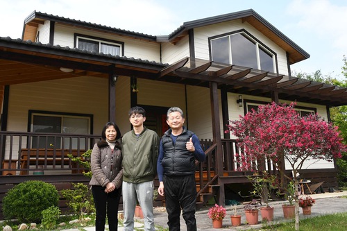 Mr. Wang Huanqi (right), his wife Ms. Fan Yanqi (left), and their son Mr. Wang Zhaoru all practice Falun Dafa.