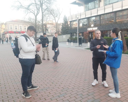 A local social media channel interviews practitioner Nicol from Varna about the event.