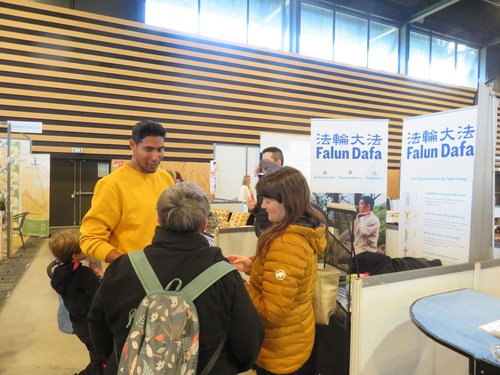Many people came to the booth to learn about Falun Dafa.