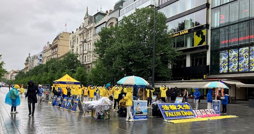 Practitioners held activities at Wenceslas Square in Prague to commemorate the 25th anniversary of the peaceful appeal in Beijing.