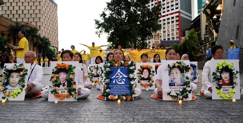 Practitioners held a candlelight vigil and practiced the Falun Dafa exercises in King George Square in Brisbane to commemorate the April 25 Peaceful Appeal.