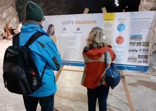 Tourists learn about Falun Dafa.