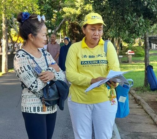Practitioners in Denpasar practiced the exercises in a park and clarified the truth about Falun Dafa and the persecution to people in the park.