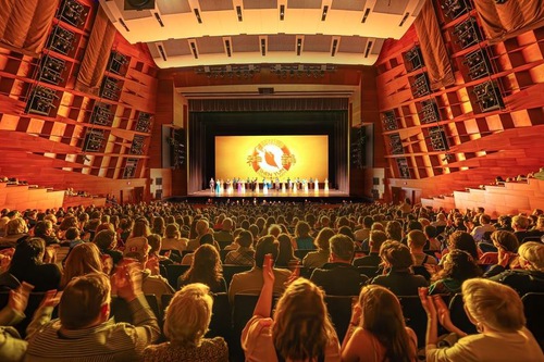 Shen Yun Touring Company at the Northern Alberta Jubilee Auditorium in Edmonton, Canada, on April 12. The company presented four performances in Edmonton on April 12–14. (The Epoch Times)