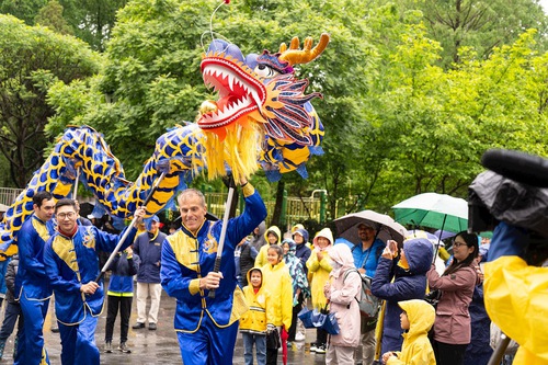 Practitioners held a grand Falun Dafa Day celebration at Union Square.