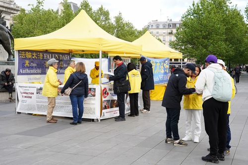 Raising awareness of the persecution and collecting signatures on the petition.