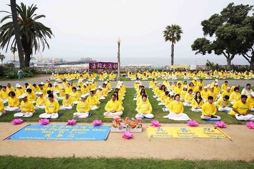 Practitioners do the Falun Dafa exercises.