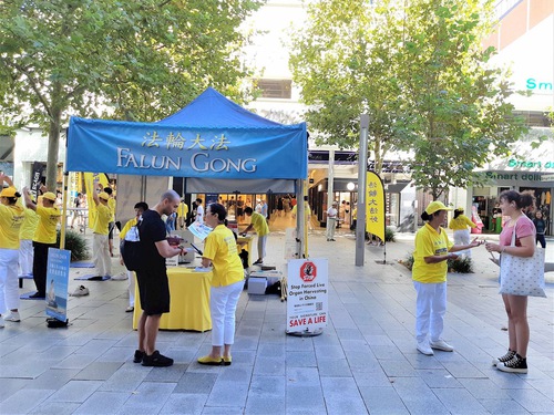 People talk with practitioners and learn about Falun Dafa and the persecution.