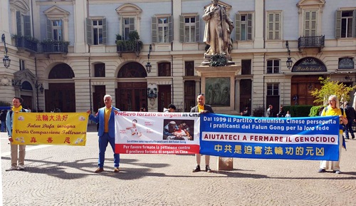 Practitioners displayed banners about Falun Dafa at Piazza Carignano in Turin on April 25, 2024