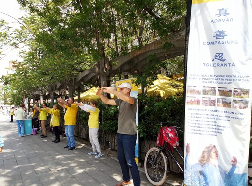 Practitioners held an information day activity in the Roman Square on April 27, 2024.