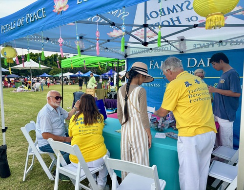 Practitioners demonstrated the exercises and told people about Falun Dafa and the Chinese Communist Party’s persecution.