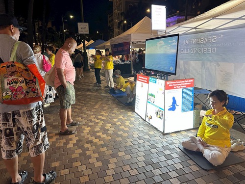 Tourists from around the world stopped to watch. They were given information about Falun Dafa. People signed a petition to support the efforts of calling for an end to the persecution.