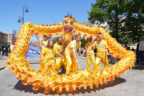 Practitioners held events to celebrate World Falun Dafa Day and wish Master Li, the founder of Falun Dafa, a happy birthday.
