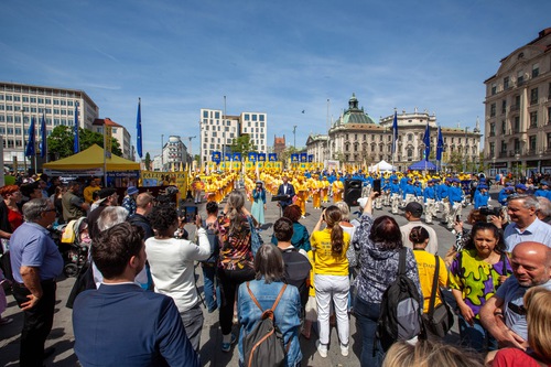World Falun Dafa Day celebrations on Karlsplatz Stachus in Munich on May 11