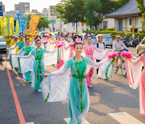 Practitioners held a parade in Tainan on May 4 to celebrate World Falun Dafa Day.