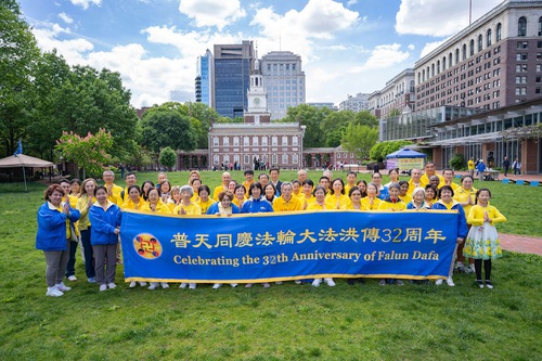 Practitioners celebrate World Falun Dafa Day on Independence Square and wish their founder, Mr. Li Hongzhi, a happy birthday.