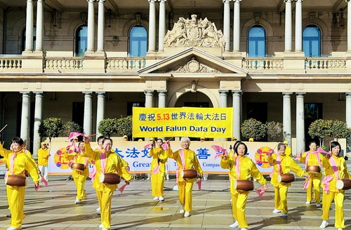The Tian Guo Marching Band, Celestial Maidens, and waist drum team performed.