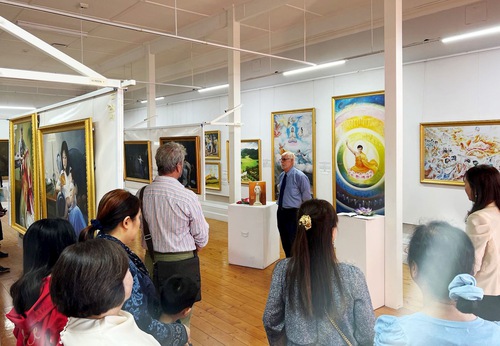 An opening ceremony for the Art of Zhen Shan Ren at Black Diamond gallery was held on April 6, 2024.