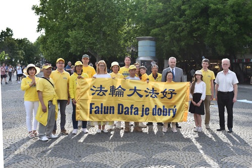 Speakers at the event in a group photo with practitioners. First from right, Peter Osusky former long-time Member of the National Assembly of the Slovak Republic, third from right Ondrej Dostál, Member of the National Assembly of the Slovak Republic