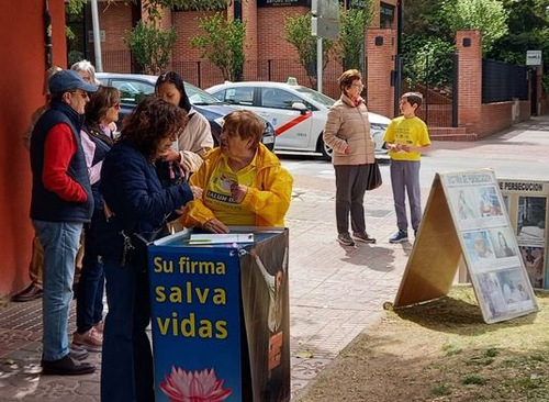 People talk to practitioners about Falun Gong and sign a petition to end the persecution.
