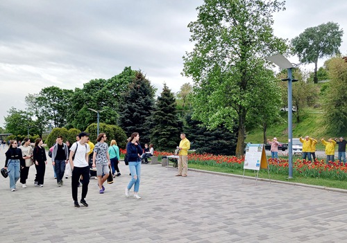 Practitioners demonstrated the exercises and raised awareness about the persecution on April 28, 2024, on the embankment of the city of Dnipro.