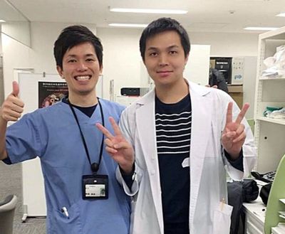Ding Kai-ting (right) served as an attending physician in the Department of Hepatobiliary and Gastroenterology.