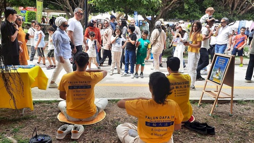 Practitioners showed people the Falun Dafa exercises during the Adana Orange Blossom Festival from April 17 to 21, 2024.