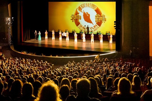 Shen Yun International Company at the Teatro Positivo in Curitiba, Brazil, on the evening of May 8 (The Epoch Times)