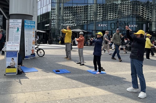 Practitioners at the Utrecht Station to raise awareness of the persecution