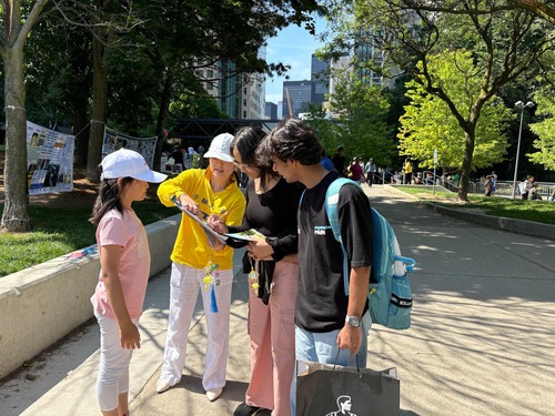 Introducing Falun Dafa to passersby in Harbour Square Park.