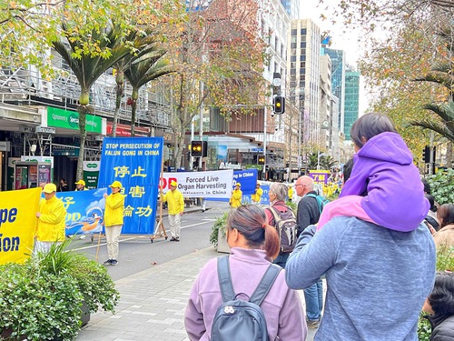 Practitioners marched along Queen street in the city center to peacefully protest the CCP’s torture and persecution.