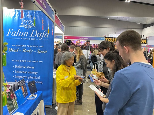 The Falun Dafa booth at the Mind-Body-Spirit Festival drew the attention of many visitors. The festival was held from June 7 to 10 in 2024 at Melbourne Convention and Exhibition Centre.