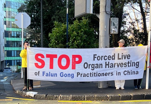 Practitioners held a peaceful protest during Chinese Prime Minister Li Qiang’s visit to New Zealand from June 13 to 16, 2024.