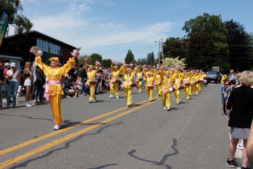Practitioners’ waist drum team performance was warmly welcomed by the audience.