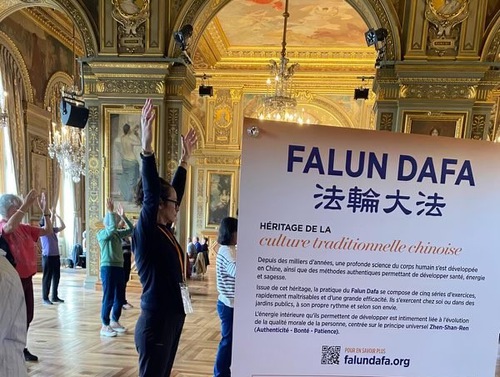 People learn the Falun Dafa exercises.