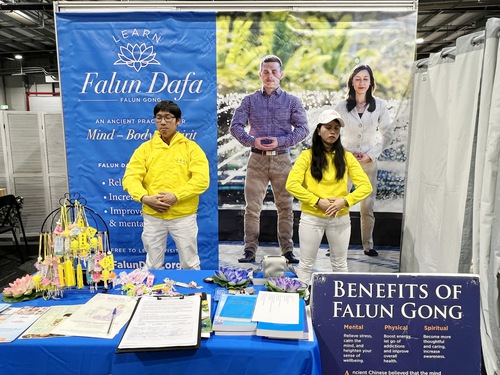 Practitioners demonstrated the exercises and introduced the practice to visitors at the Body Mind Psychic Expo on May 25 and 26.