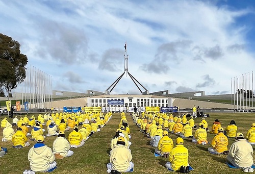 Practitioners demonstrate the Falun Dafa exercises in front of Parliament House in Canberra, Australia, June 3 to 6