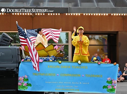Three practitioners demonstrated the Falun Dafa exercises on the float.