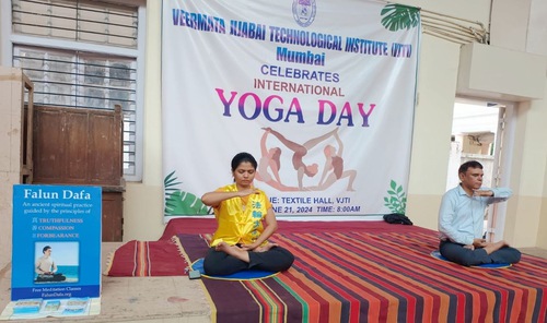 Practitioners demonstrate the Falun Dafa exercises on June 21, 2024