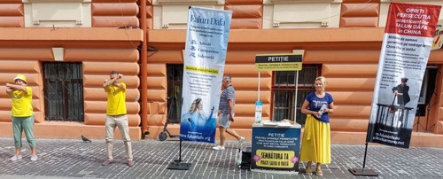 Falun Dafa stand in Brașov’s Old Town on June 29.