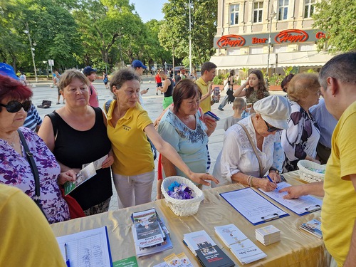 On June 22, 2024, people read the leaflets attentively and waited patiently to sign both petitions.