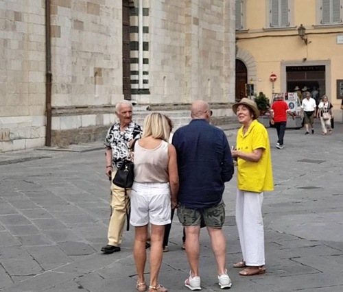 Practitioners introduce Falun Dafa in Prato.