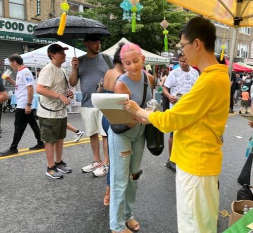 People signed the petition to show their support for Congress passing the Falun Dafa Protection Act.