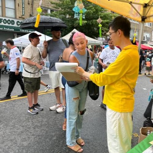 People signed the petition to show their support for Congress passing the Falun Dafa Protection Act.