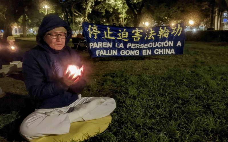 Practitioners held a candlelight vigil at Alfonso Ugarte Park in front of the Chinese embassy on July 20.