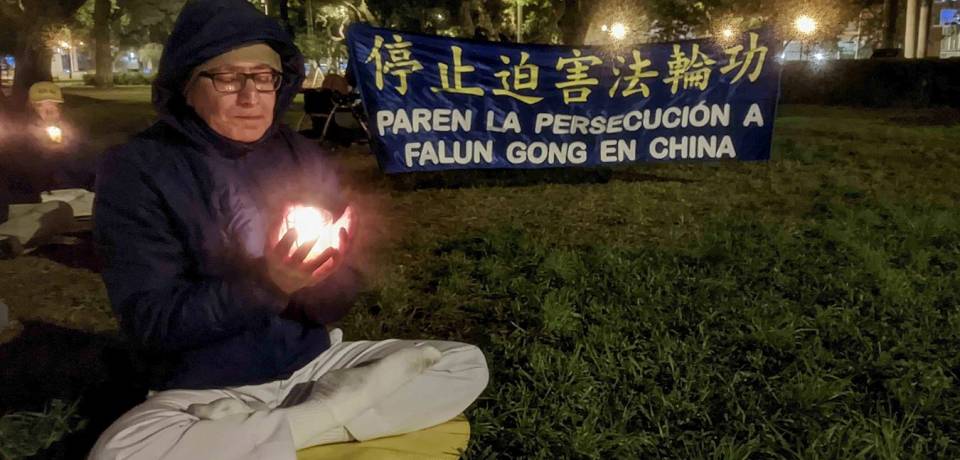 Practitioners held a candlelight vigil at Alfonso Ugarte Park in front of the Chinese embassy on July 20.