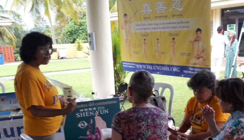 People learn about Falun Dafa, its main text Zhuan Falun, and about Shen Yun.