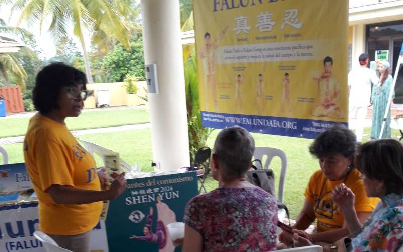 People learn about Falun Dafa, its main text Zhuan Falun, and about Shen Yun.