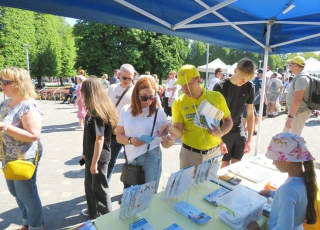 Practitioners demonstrate the Falun Dafa exercises and talk to people about Falun Dafa.