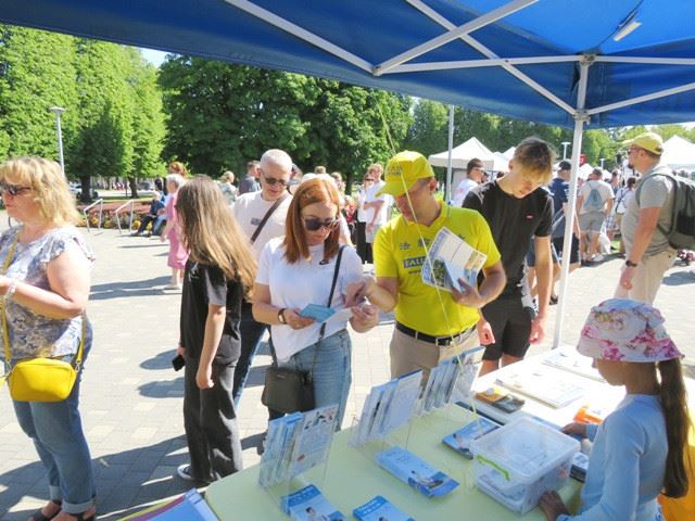 Practitioners demonstrate the Falun Dafa exercises and talk to people about Falun Dafa.